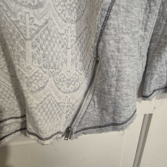 Maurices Gray Floral Lace Overlay Pullover Sweatshirt Top Womens M - Picture 4 of 5